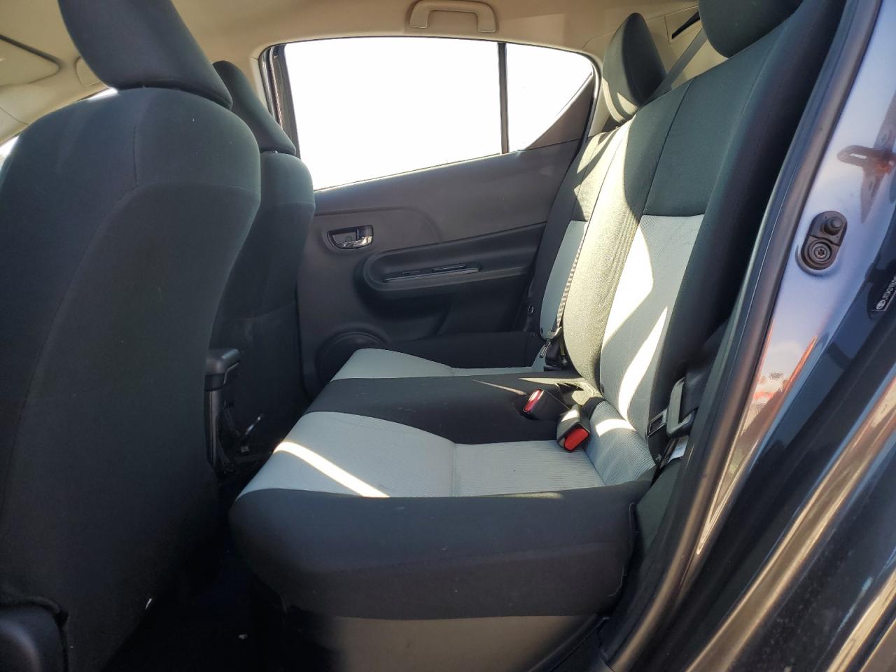 2015 Toyota Prius - Image 10