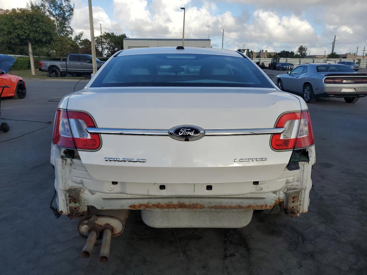 2010 Ford Taurus - Image 6