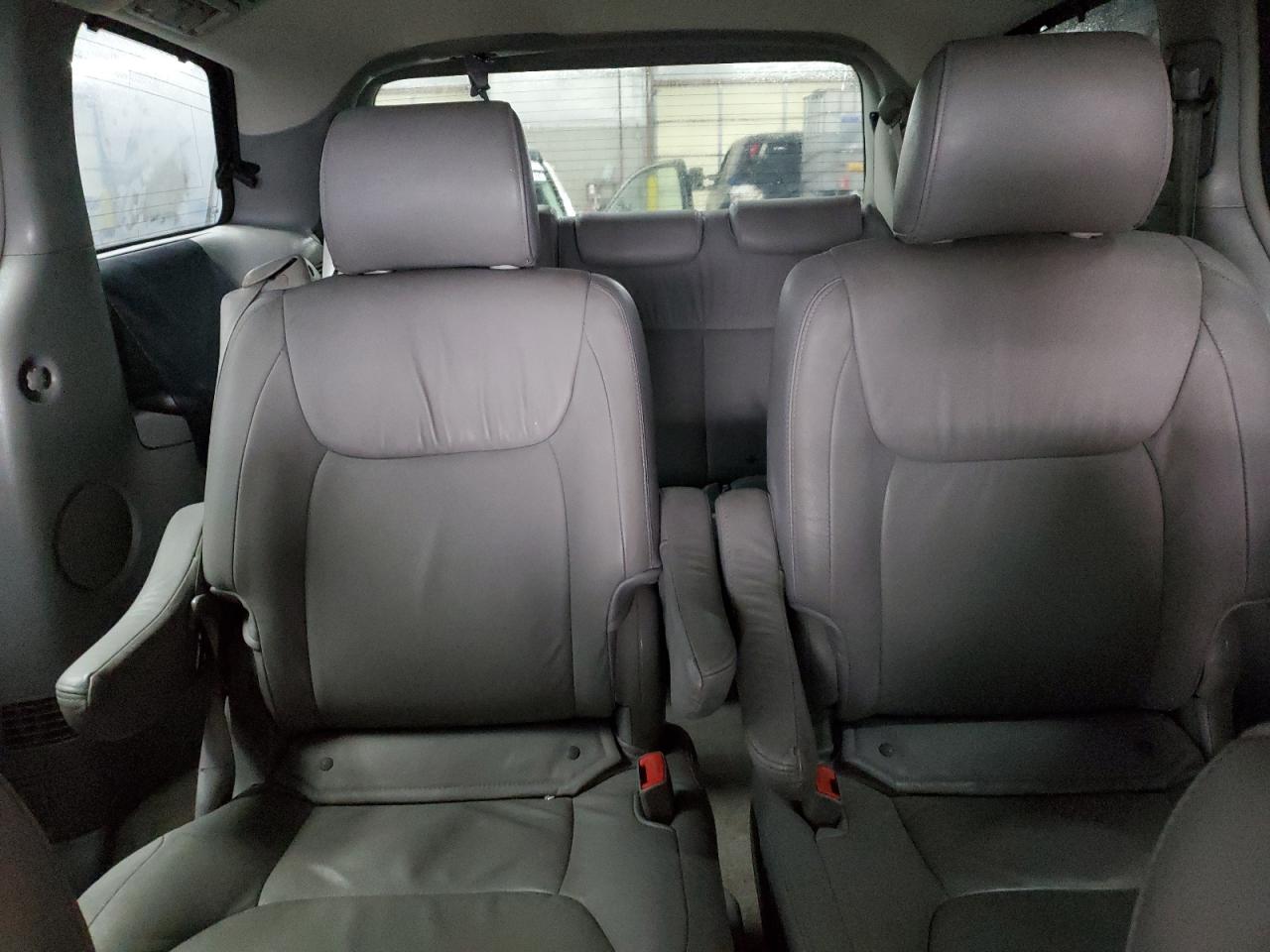 2007 Toyota Sienna - Image 10