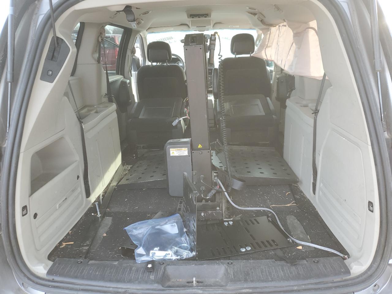 2014 Dodge Caravan - Image 6