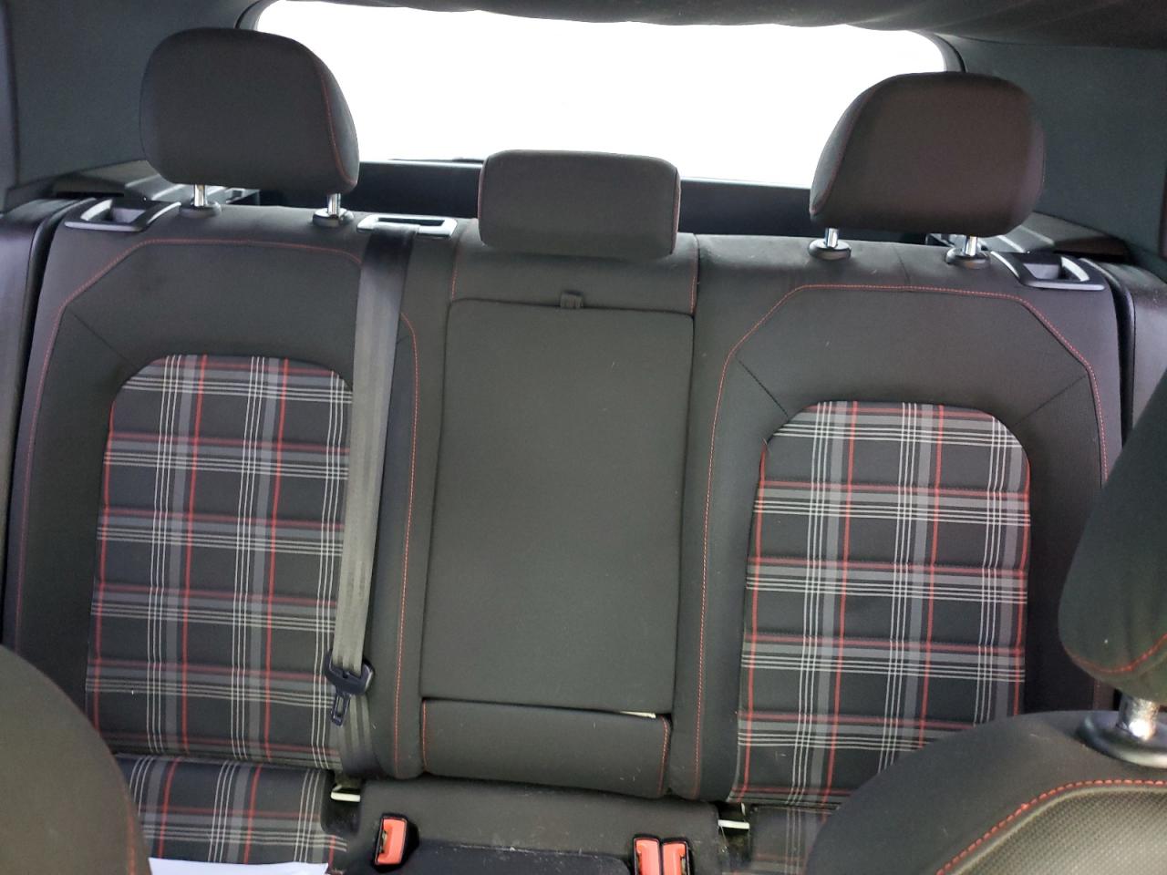 2016 Volkswagen GTI - Image 10