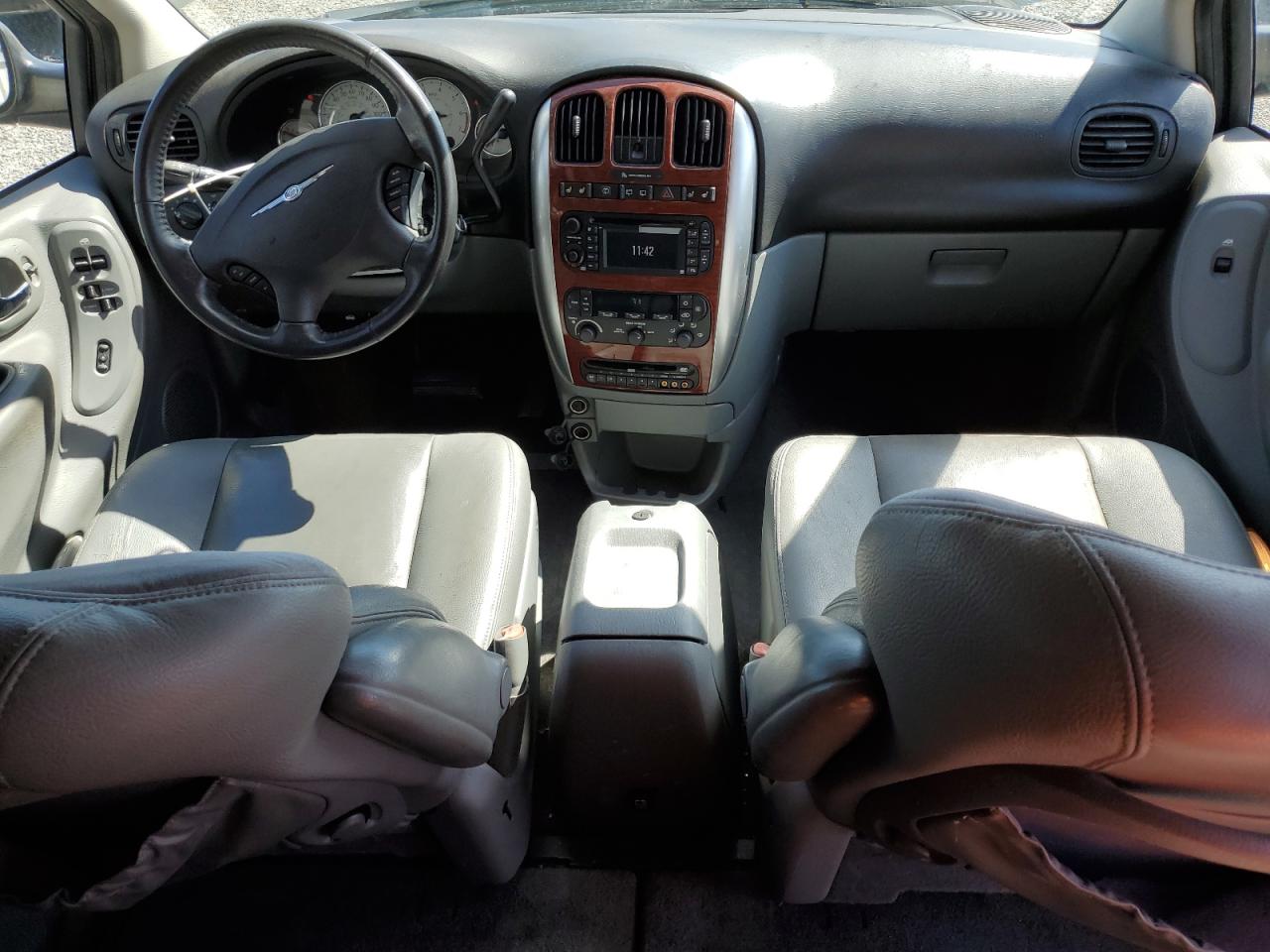 2006 Chrysler Town & Country - Image 8