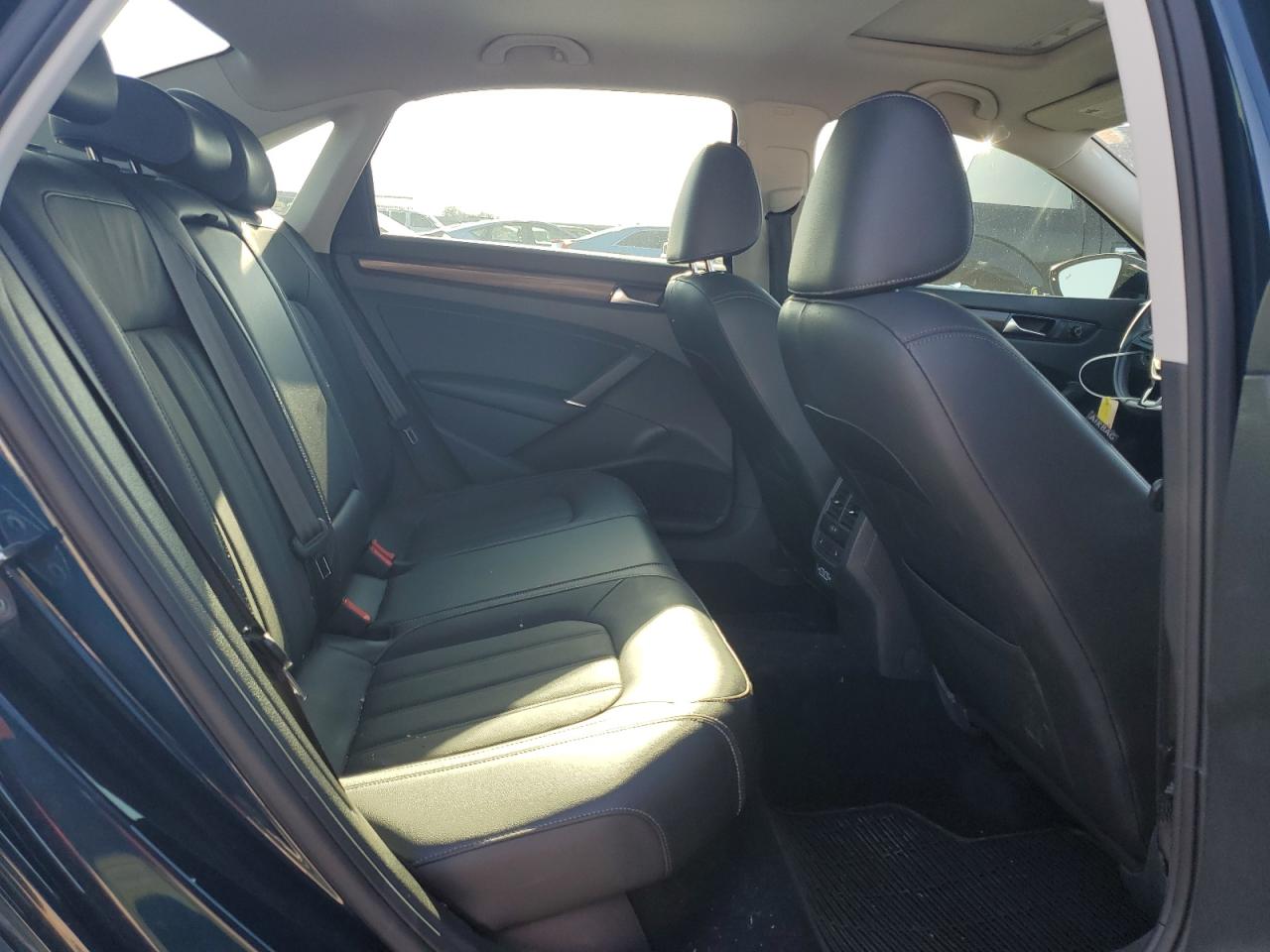 2020 Volkswagen Passat - Image 10