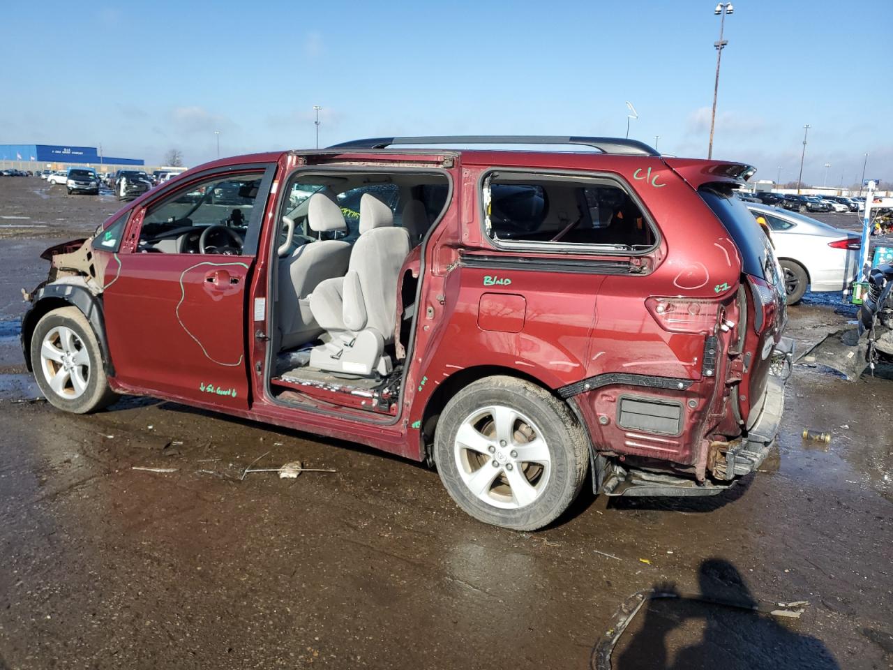 2015 Toyota Sienna - Image 2