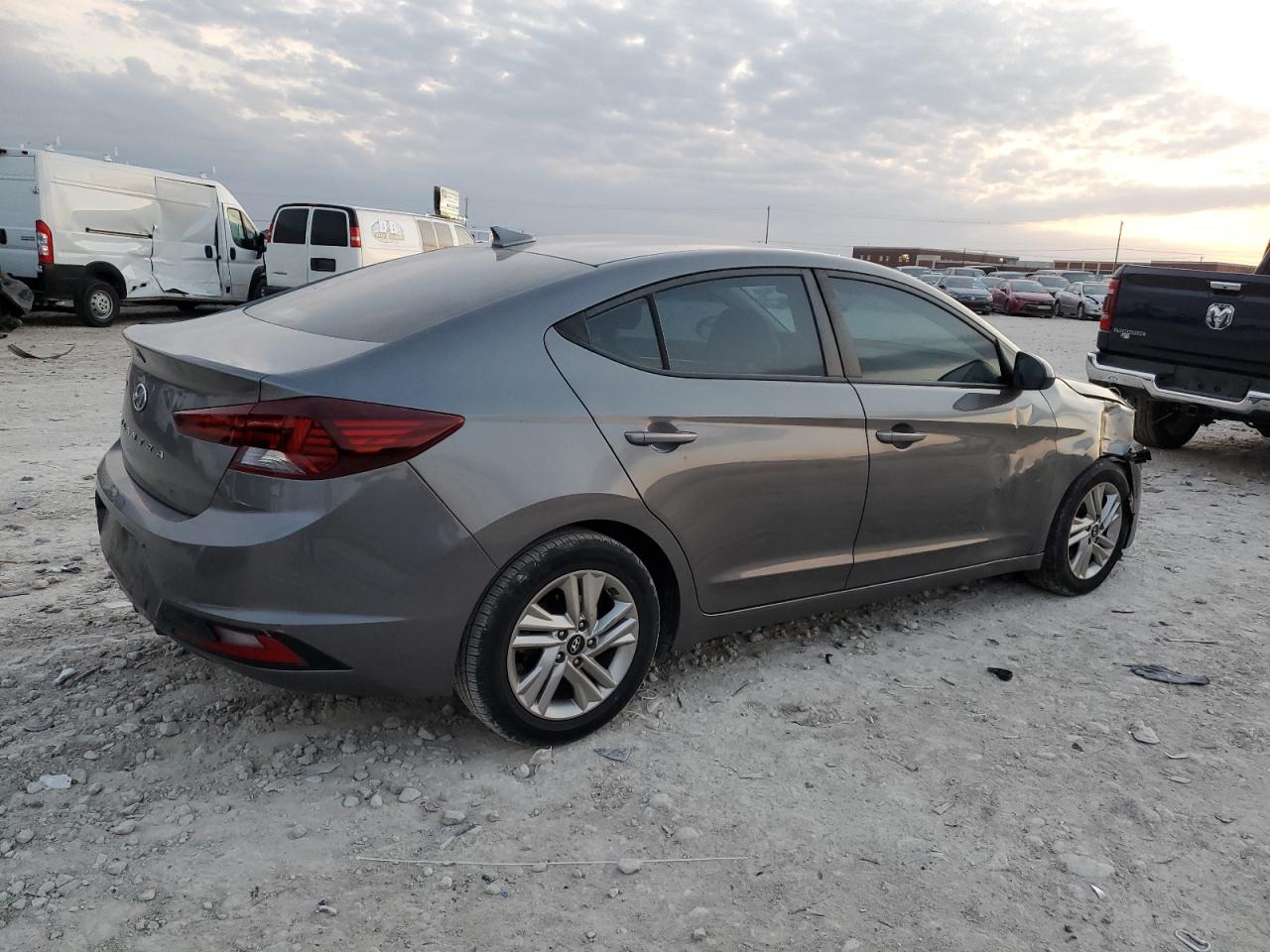 2020 Hyundai Elantra - Image 3