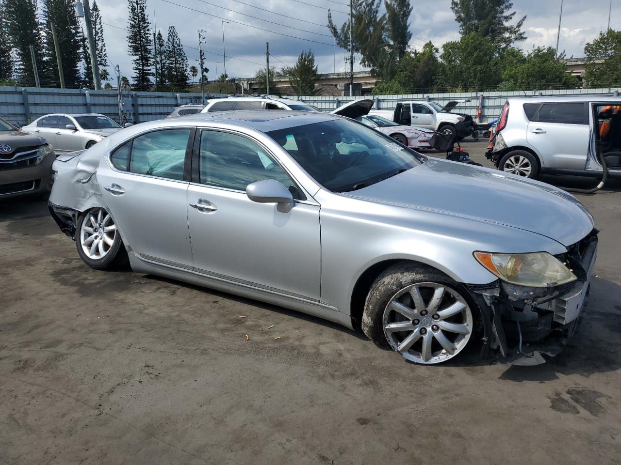 2007 Lexus LS - Image 4