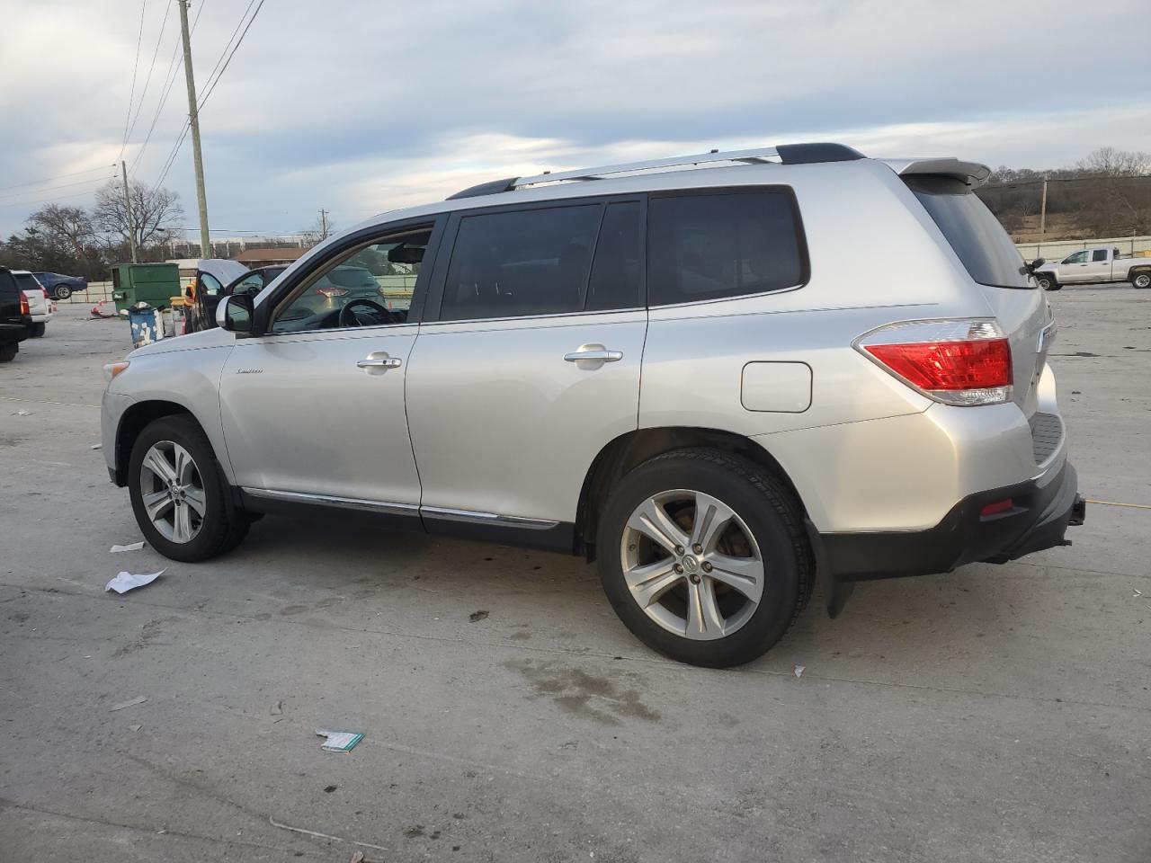 2013 Toyota Highlander - Image 2