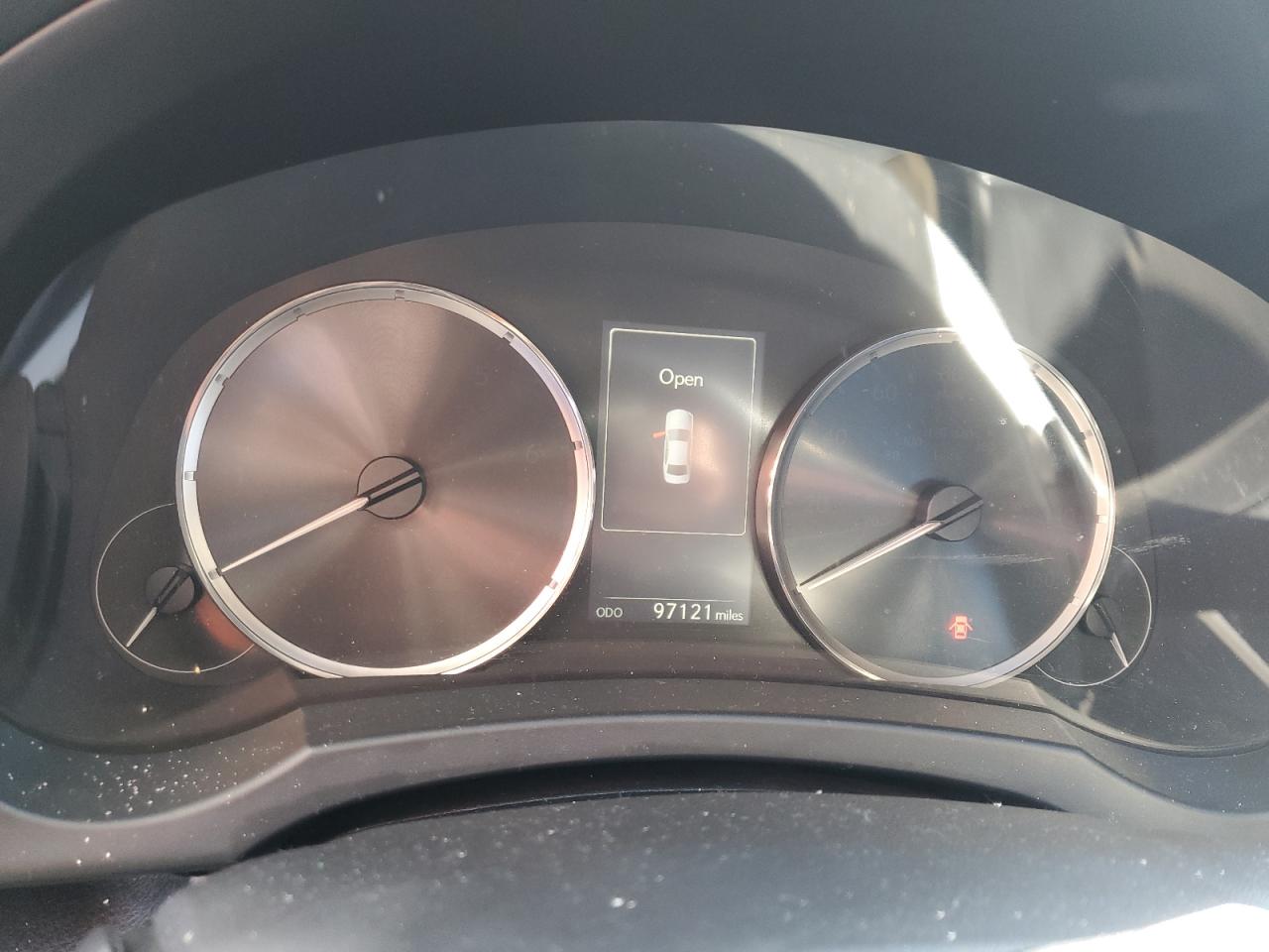 2017 Lexus IS - Image 9