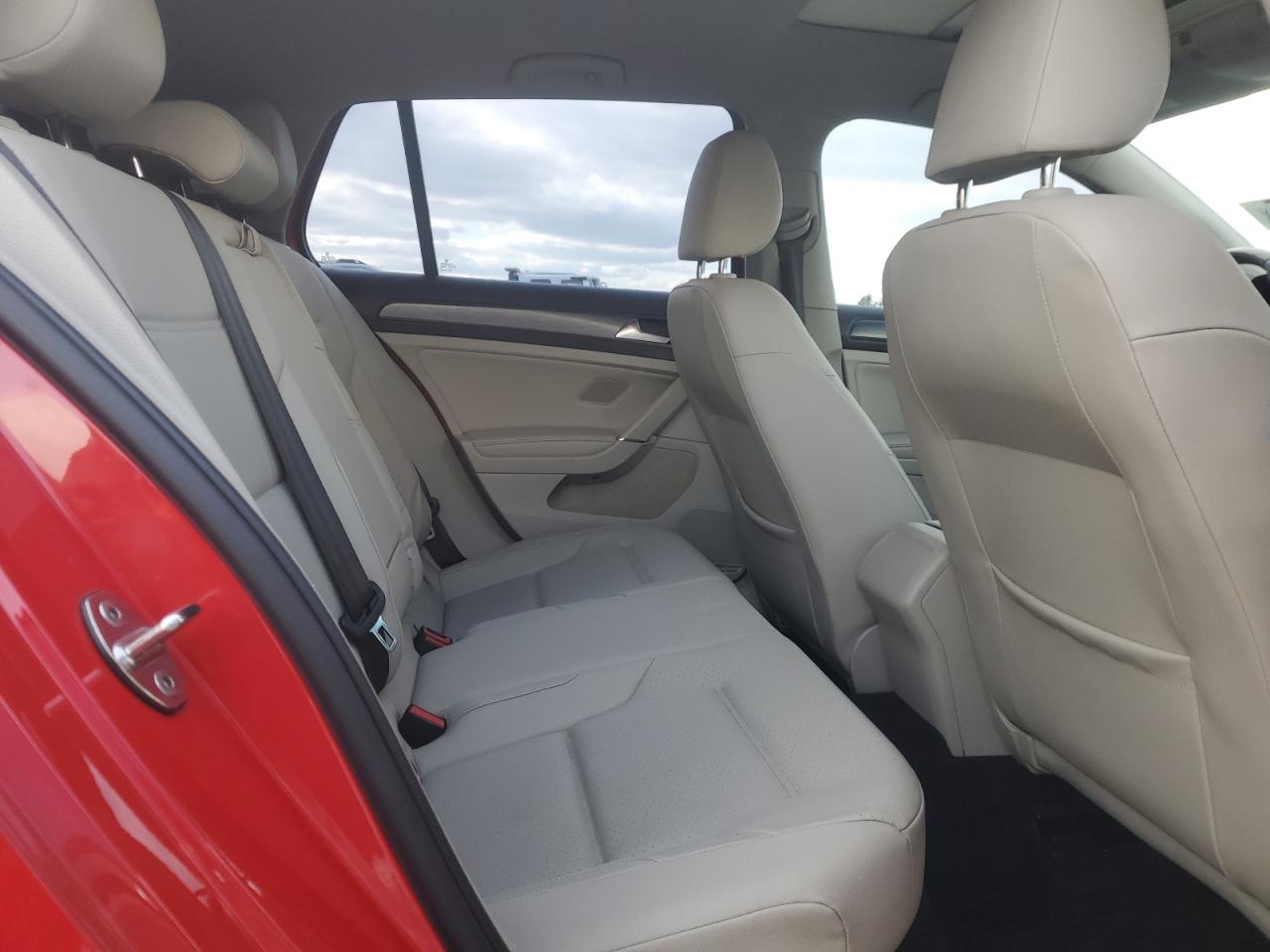 2018 Volkswagen Golf - Image 11
