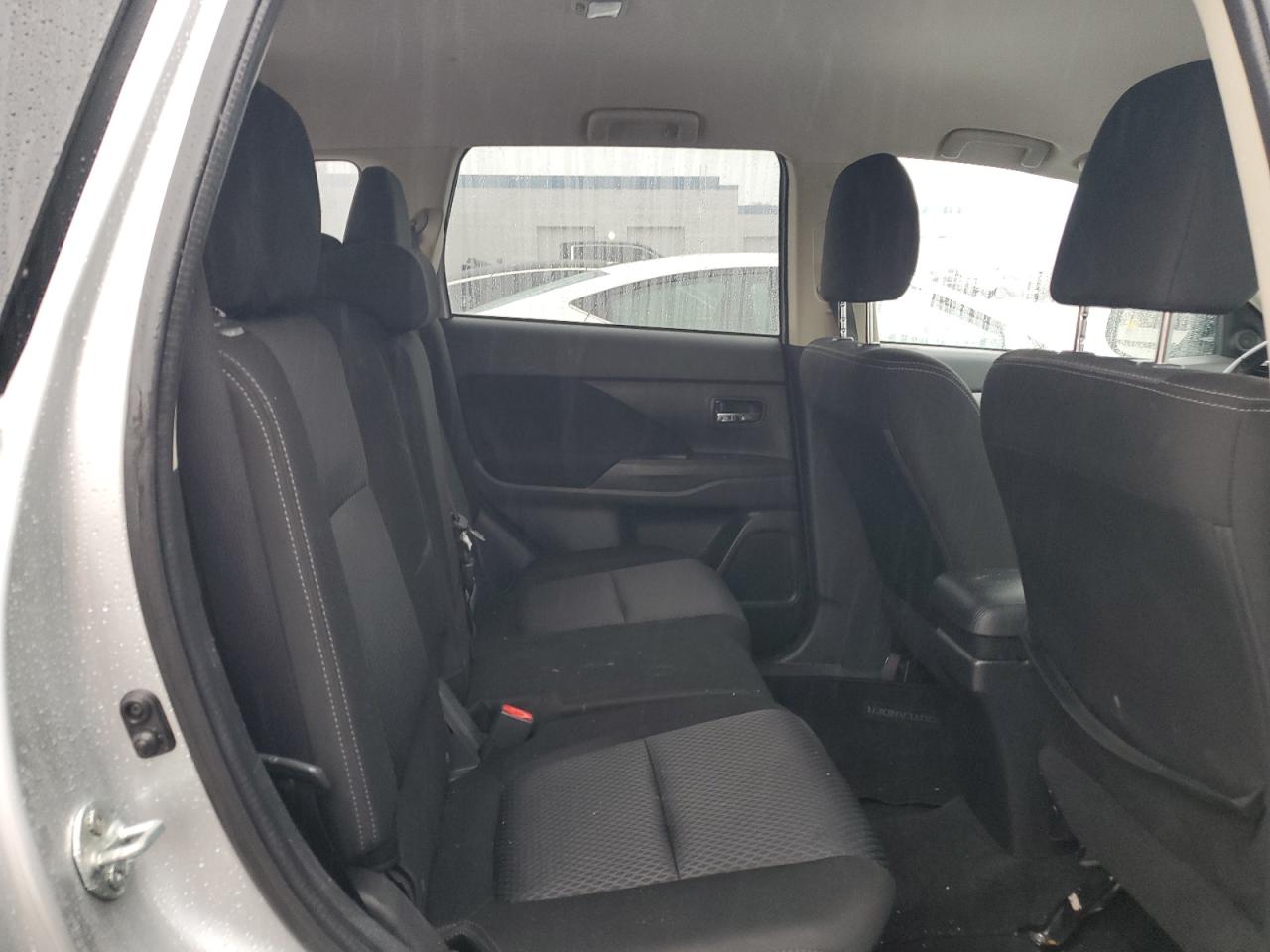 2018 Mitsubishi Outlander - Image 11