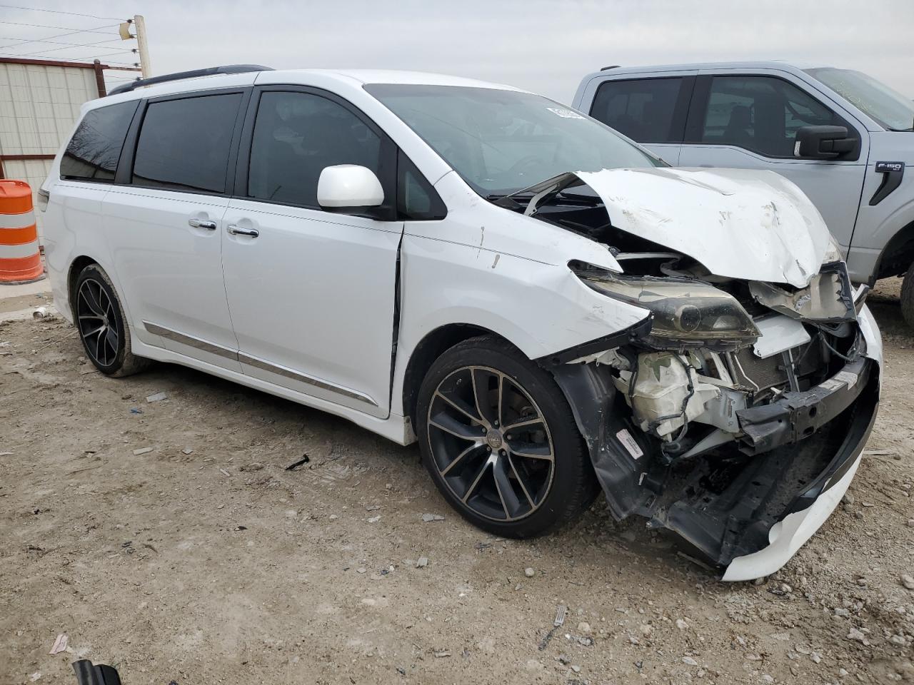 2017 Toyota Sienna - Image 4