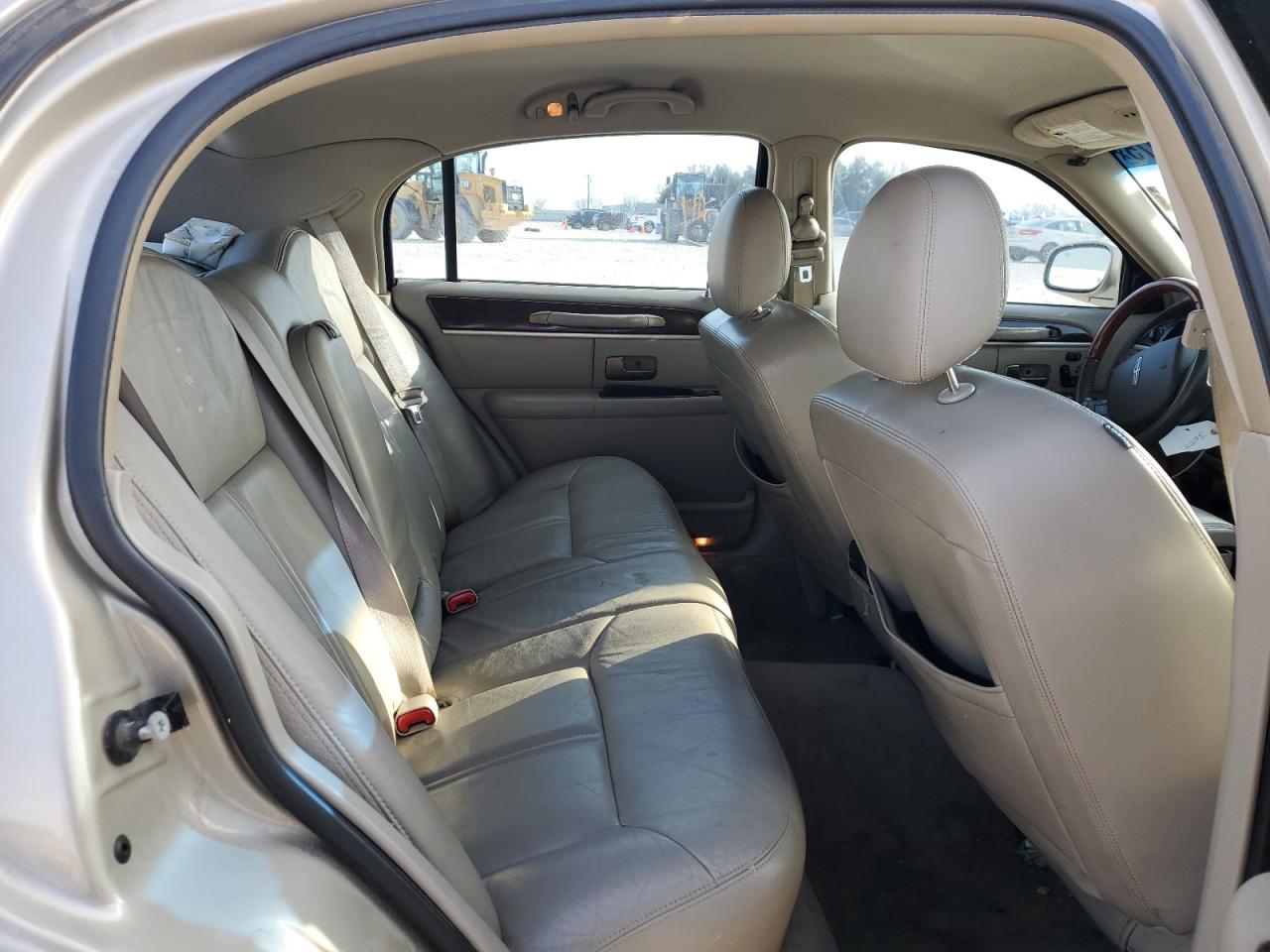 2010 Lincoln Town Car - Image 10