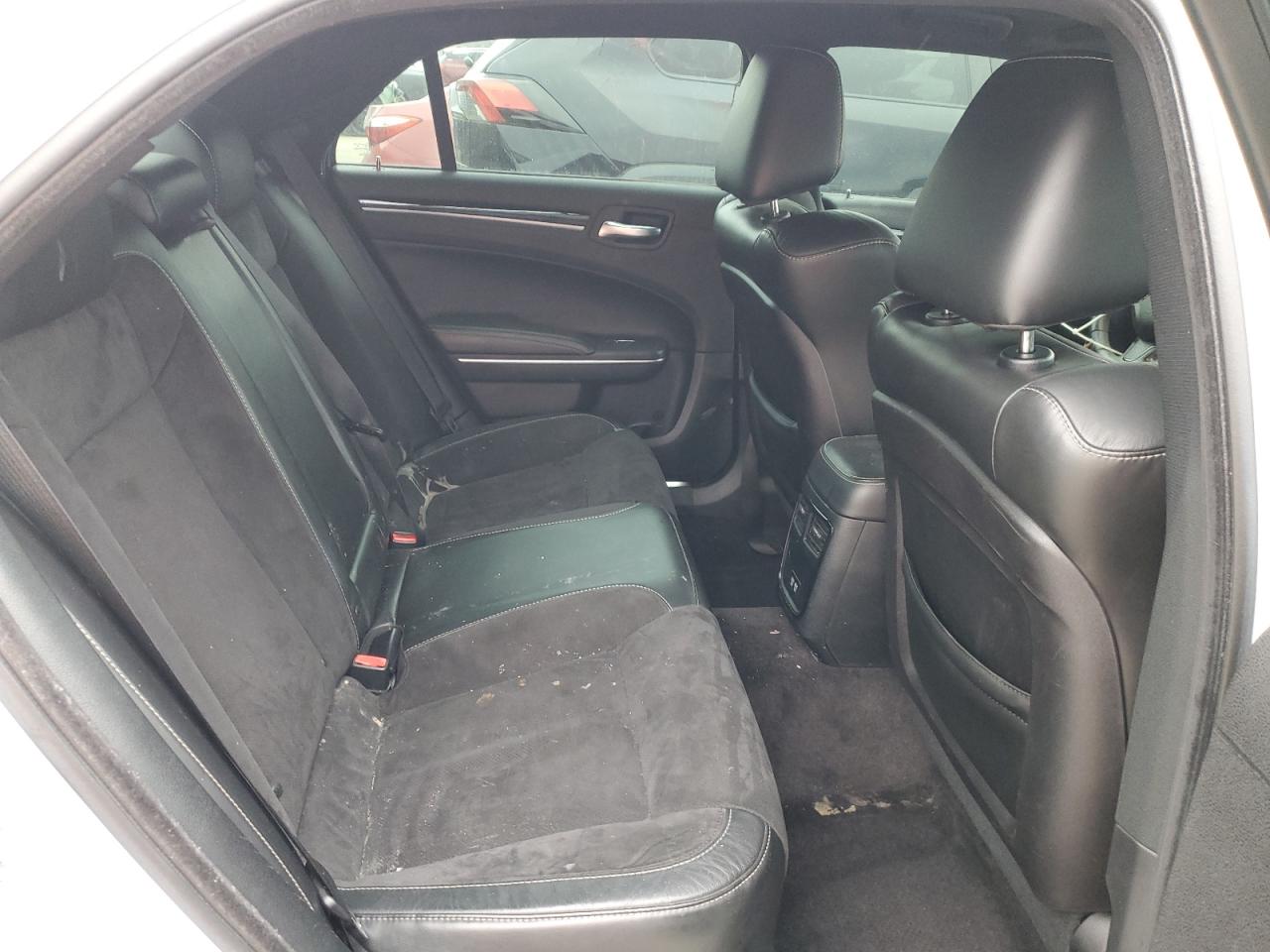 2018 Chrysler 300 - Image 10