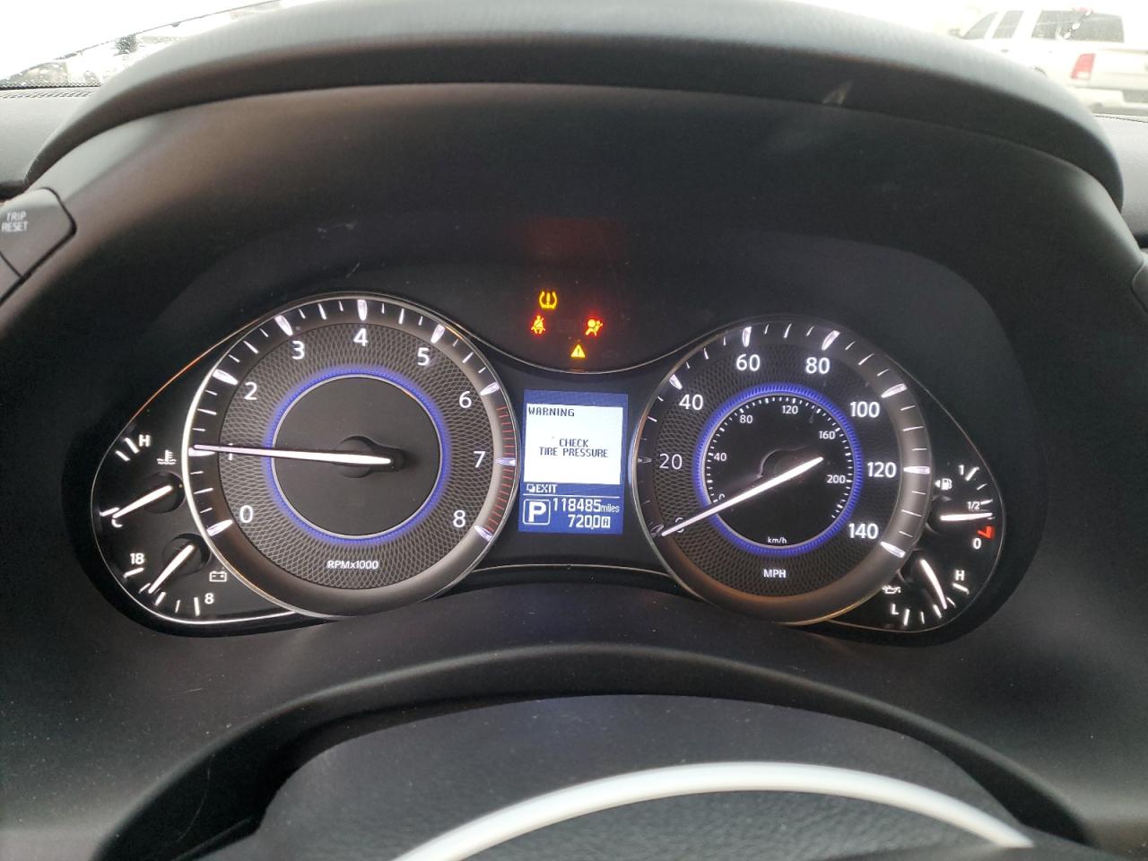 2017 Infiniti QX80 - Image 9