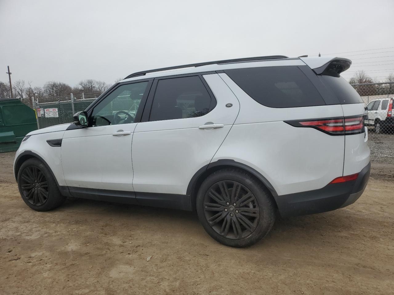 2017 Land Rover Discovery - Image 2