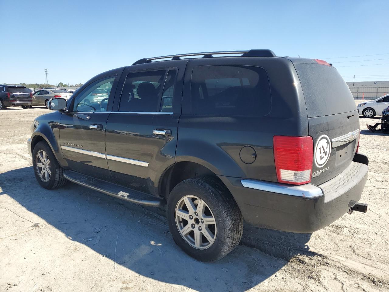 2007 Chrysler Aspen - Image 2