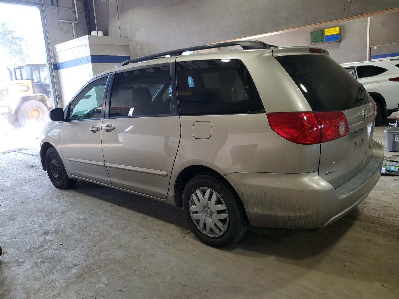 2006 Toyota Sienna - Image 2