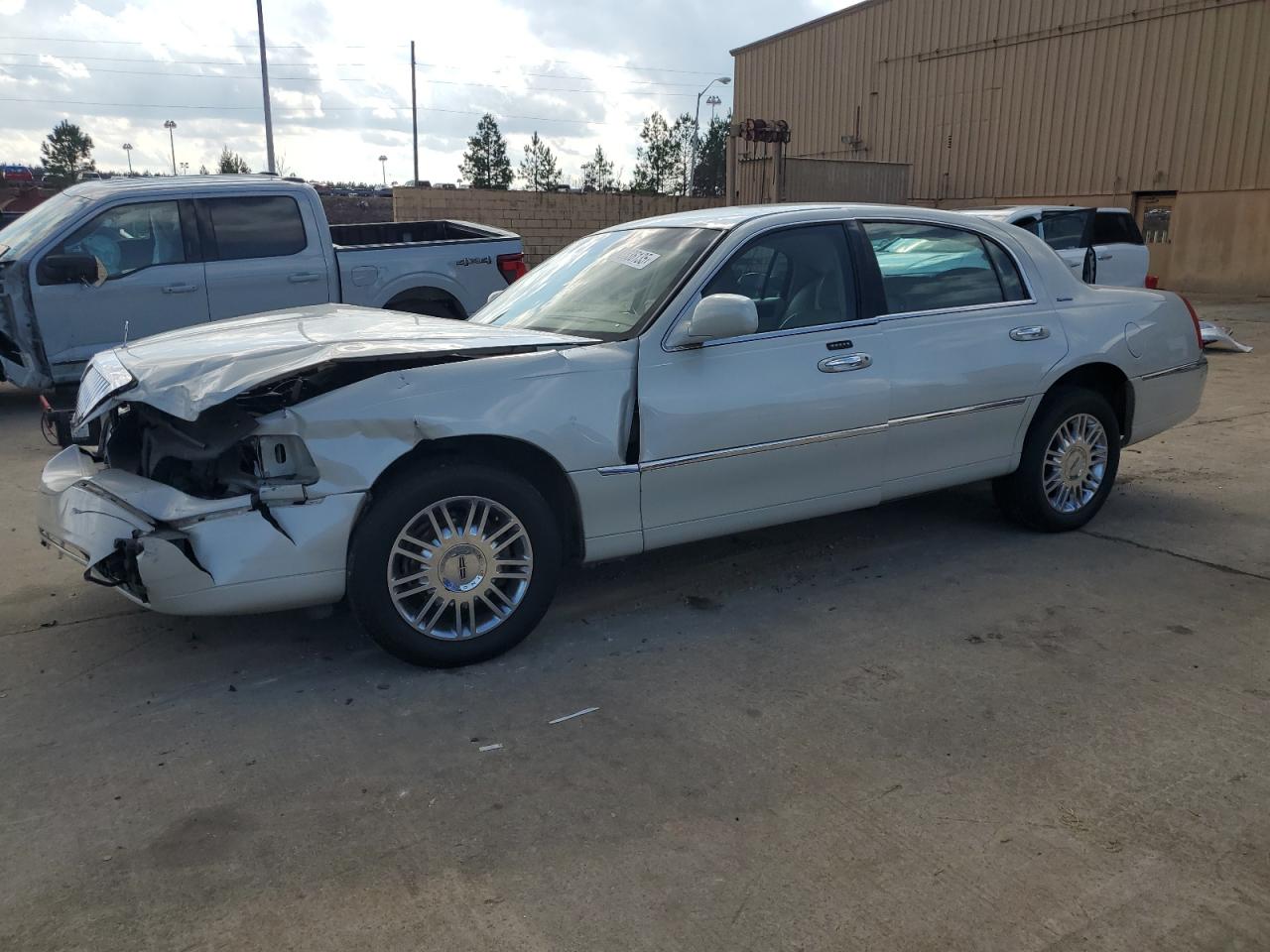 2006 Lincoln Town Car - Image 1