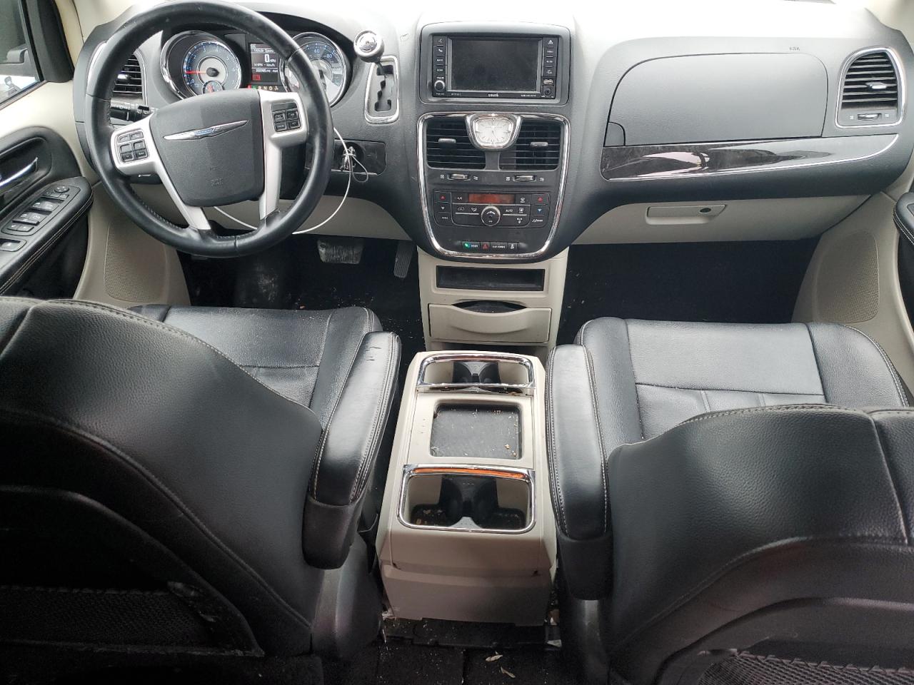 2014 Chrysler Town & Country - Image 8