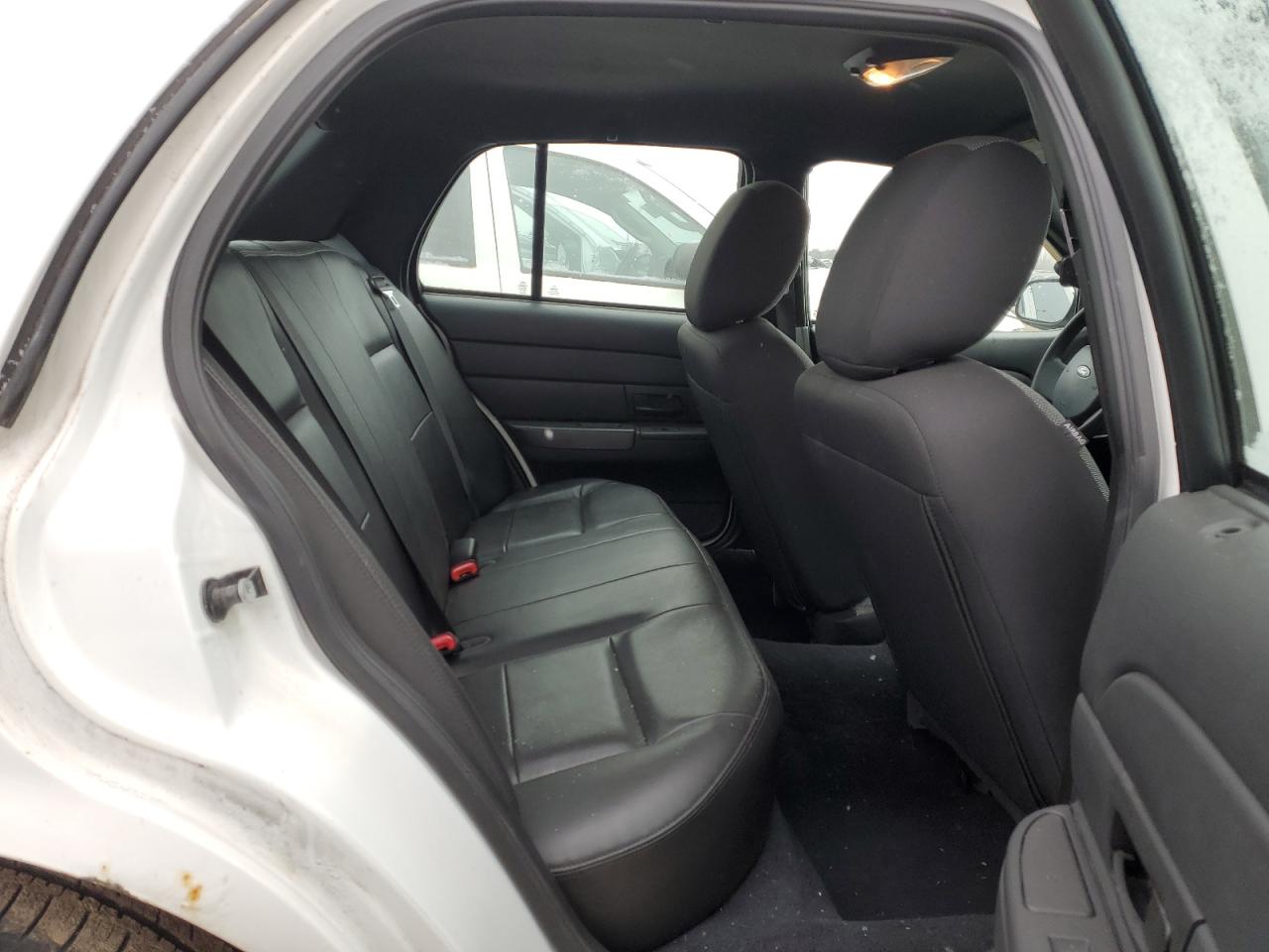 2011 Ford Crown Victoria - Image 10