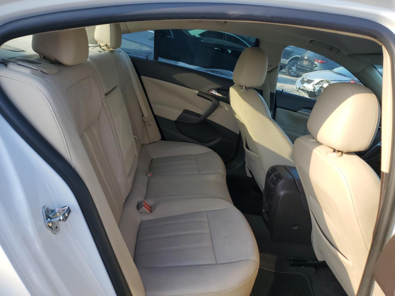 2011 Buick Regal - Image 10