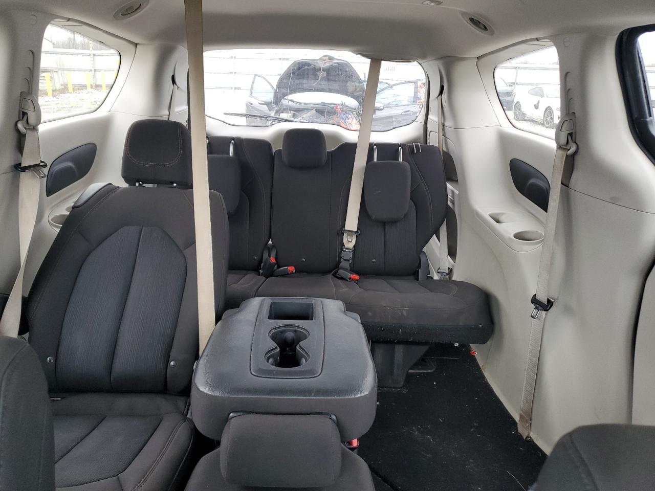 2017 Chrysler Pacifica - Image 10
