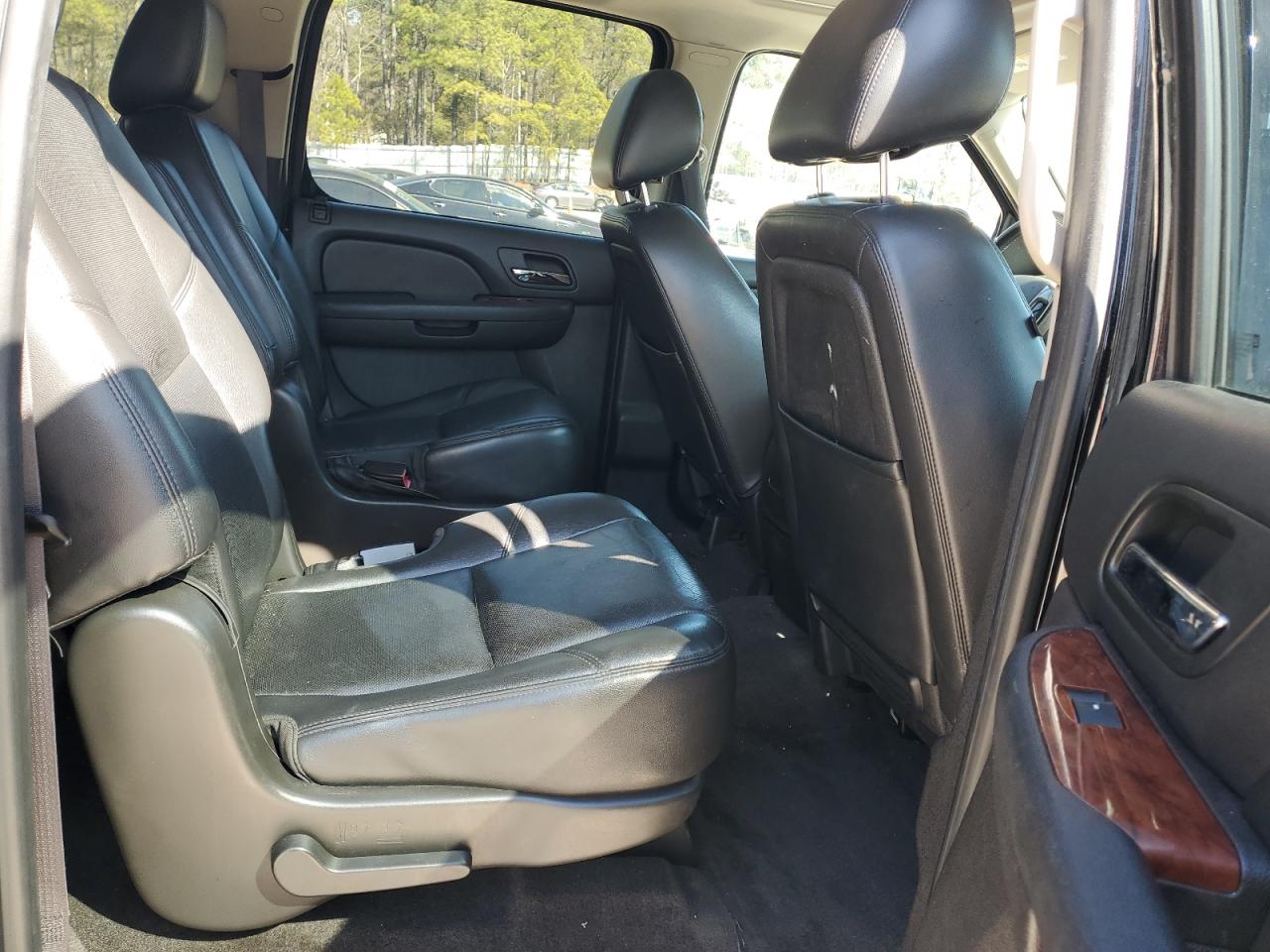 2014 Chevrolet Suburban - Image 11