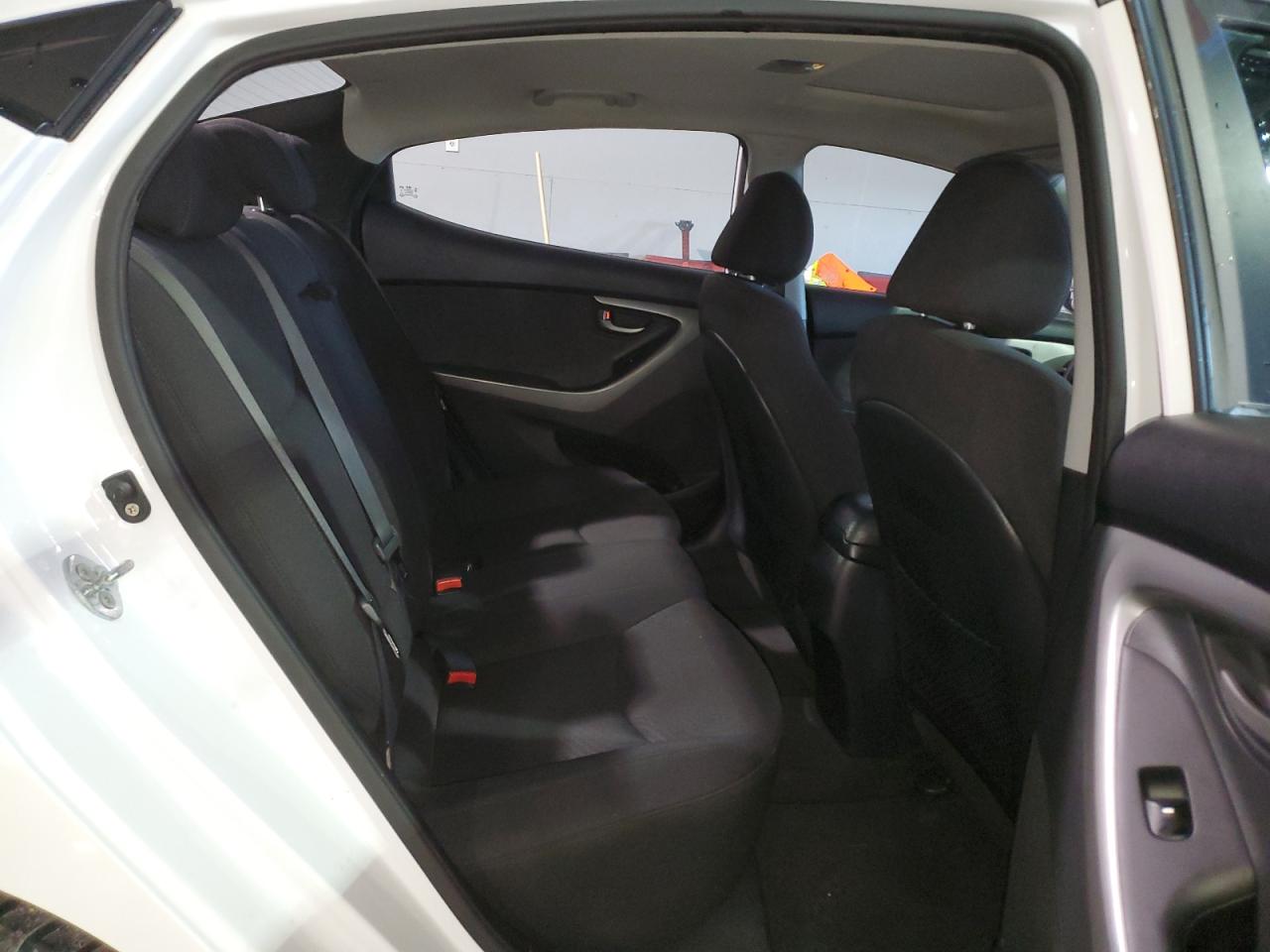 2016 Hyundai Elantra - Image 10