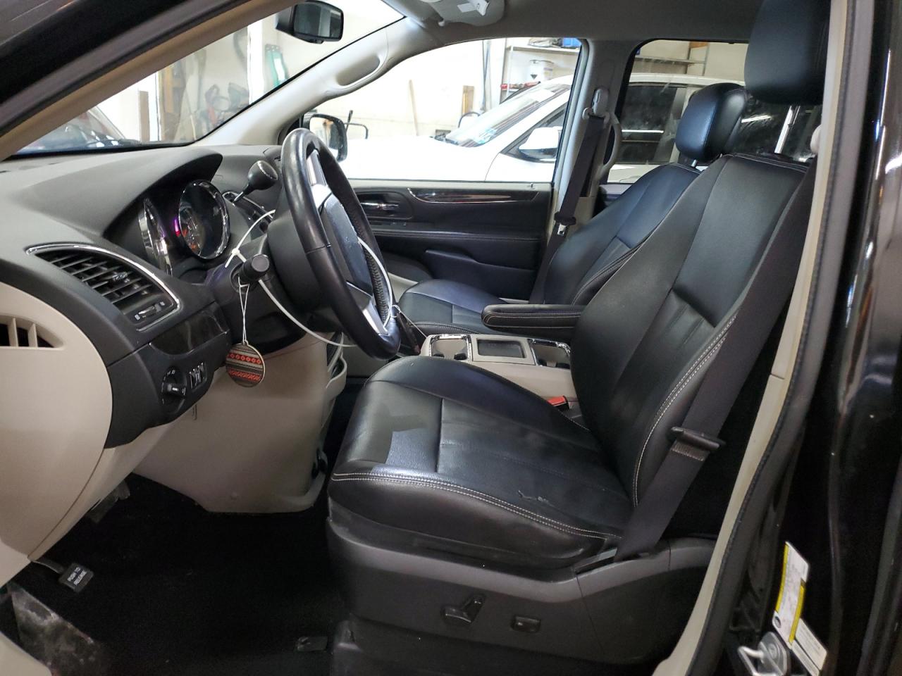 2015 Chrysler Town & Country - Image 7
