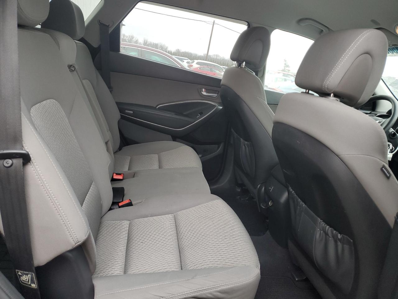 2016 Hyundai Santa Fe - Image 11