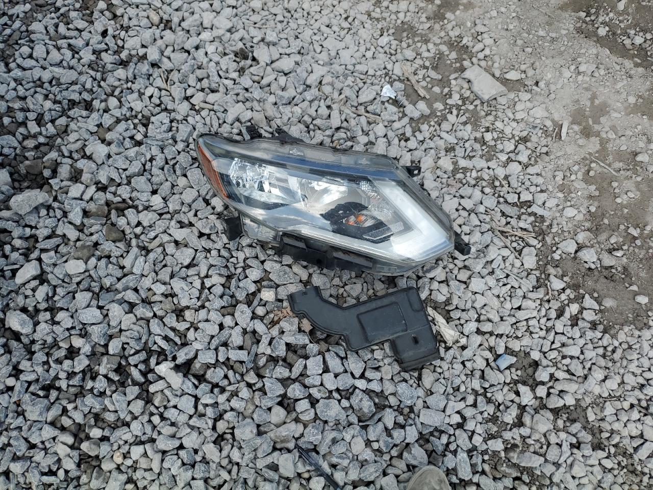 2018 Nissan Rogue - Image 13