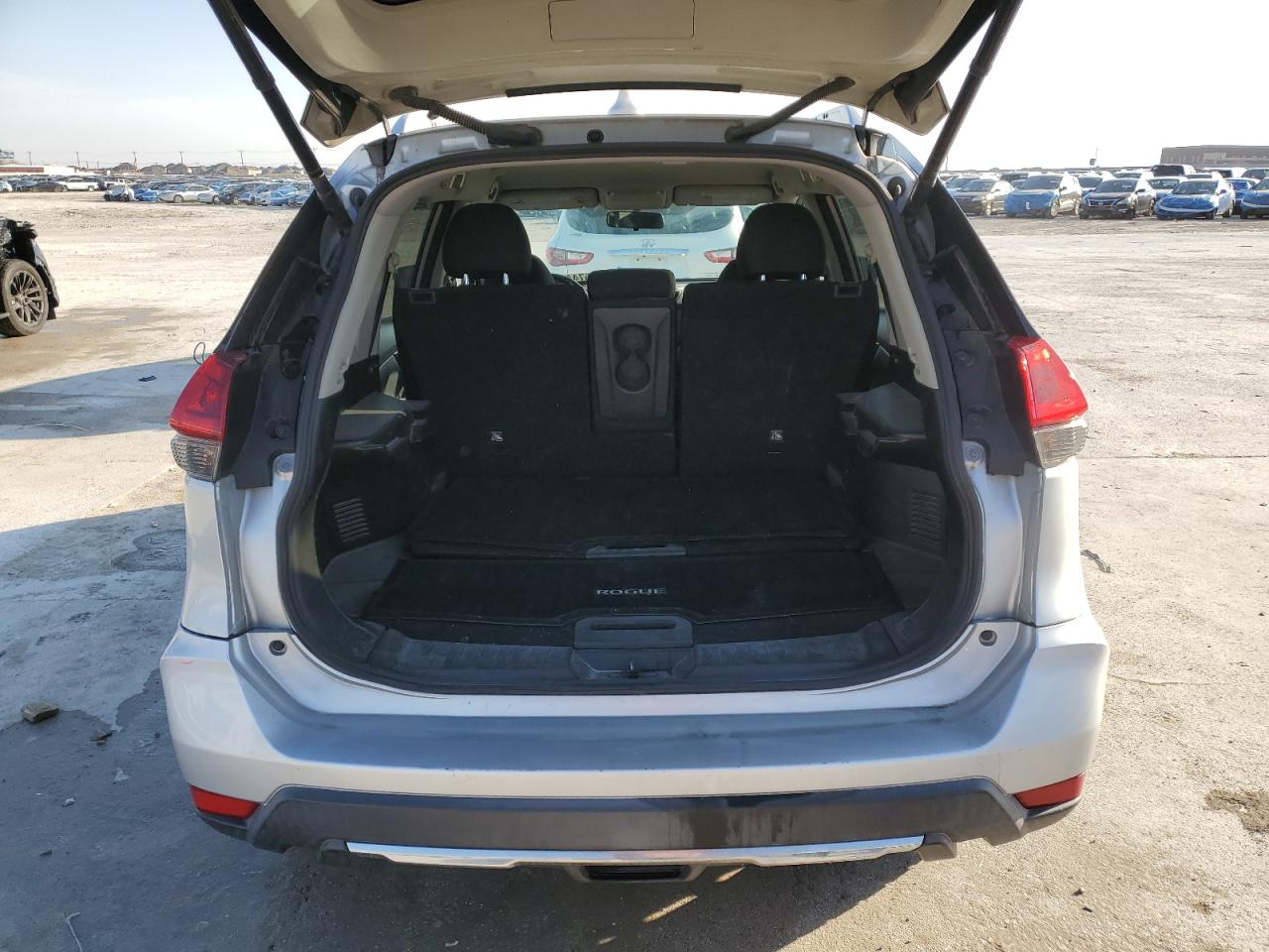2018 Nissan Rogue - Image 6
