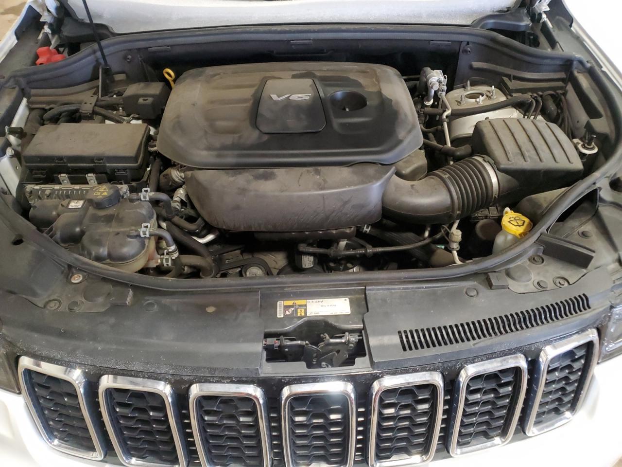 2017 Jeep Grand Cherokee - Image 12