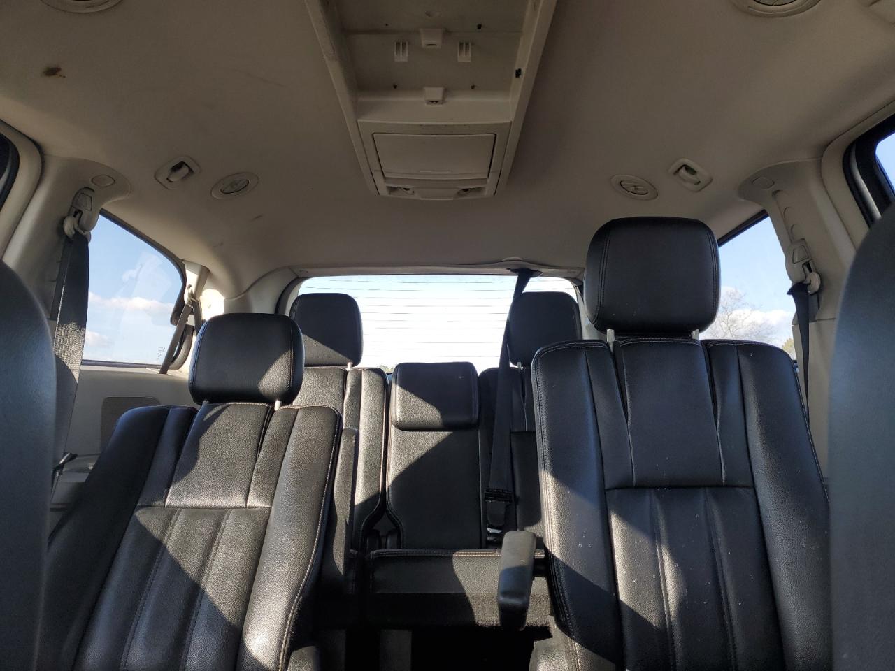 2014 Chrysler Town & Country - Image 10