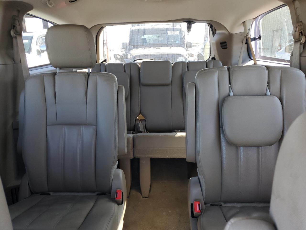 2016 Chrysler Town & Country - Image 10