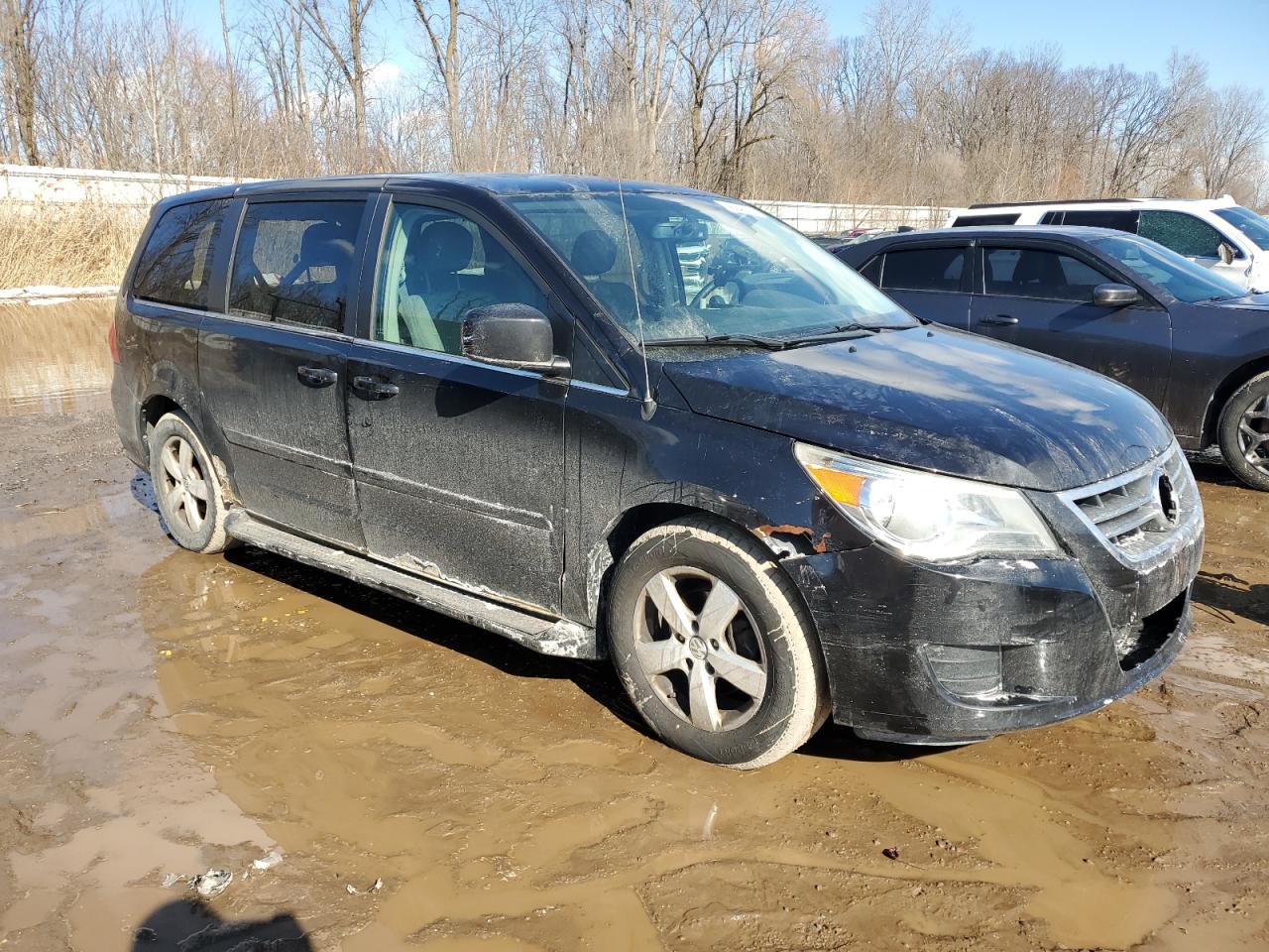 2009 Volkswagen Routan - Image 4
