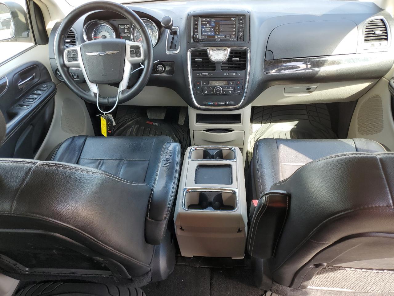 2015 Chrysler Town & Country - Image 8