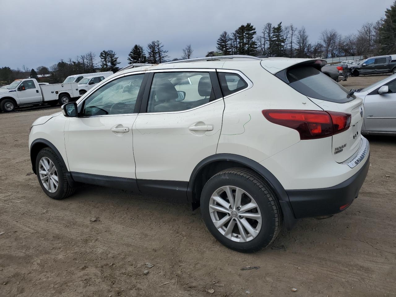 2018 Nissan Rogue - Image 2