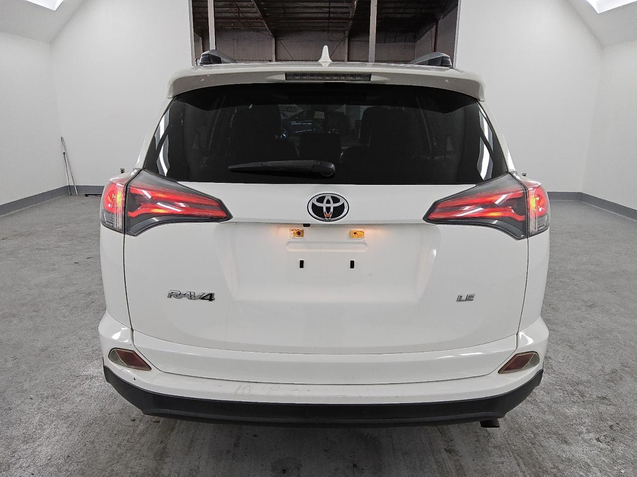 2017 Toyota RAV 4 - Image 6