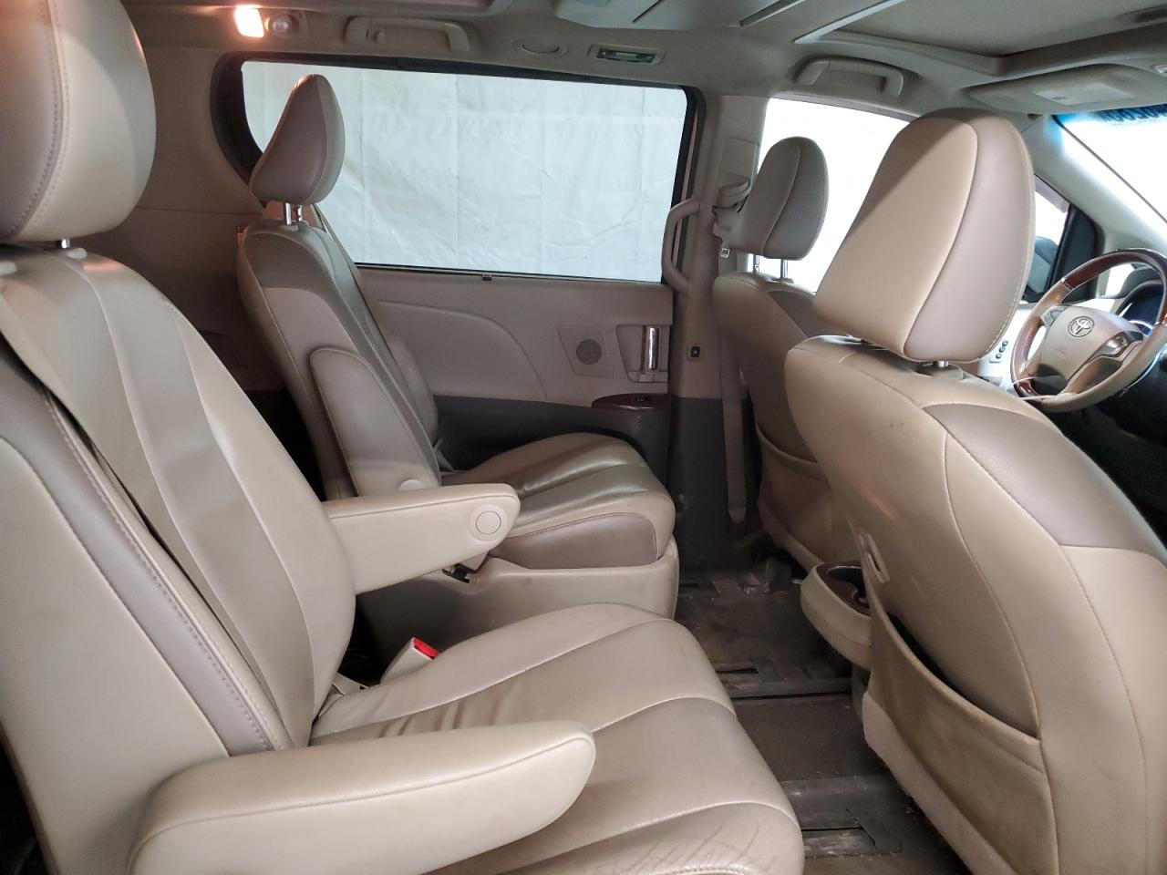 2013 Toyota Sienna - Image 11