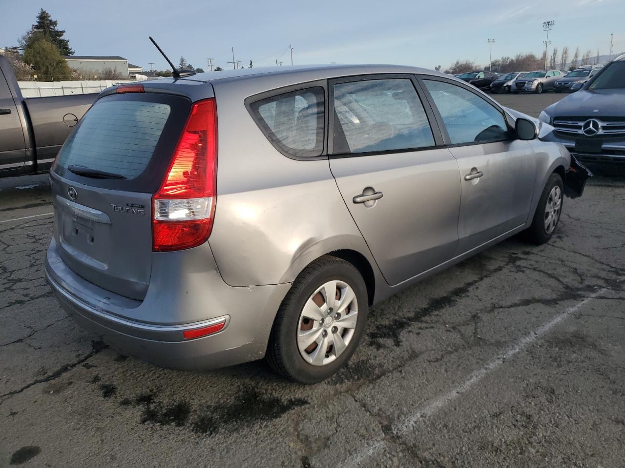 2012 Hyundai Elantra - Image 3