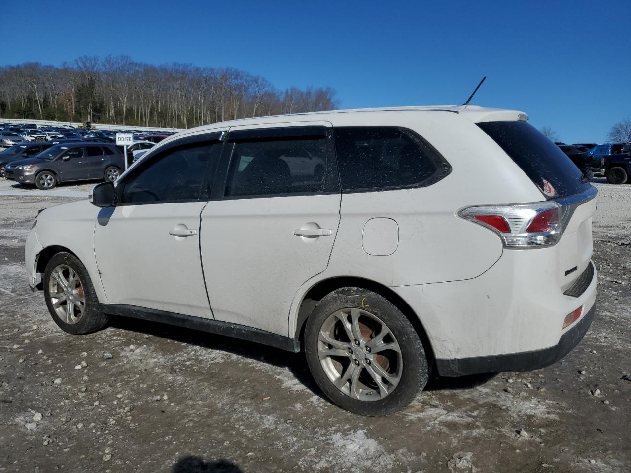 2014 Mitsubishi Outlander - Image 2