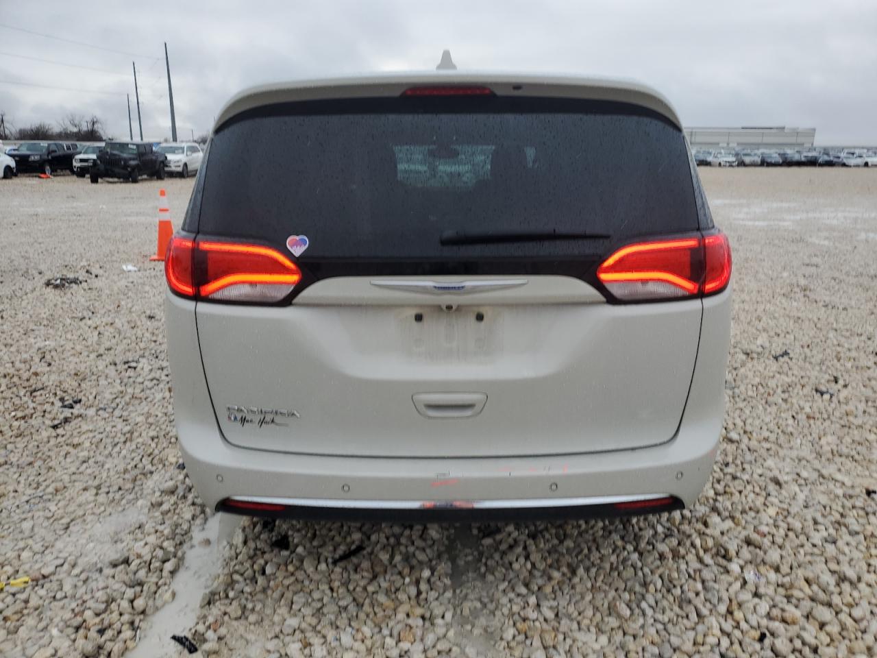 2017 Chrysler Pacifica - Image 6