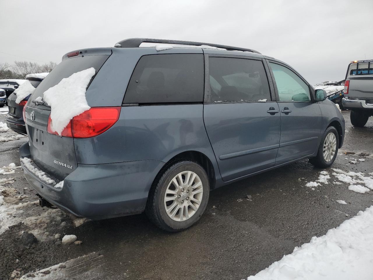 2010 Toyota Sienna - Image 3