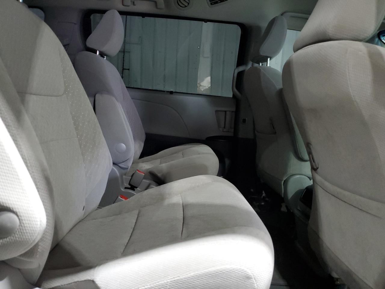 2017 Toyota Sienna - Image 11
