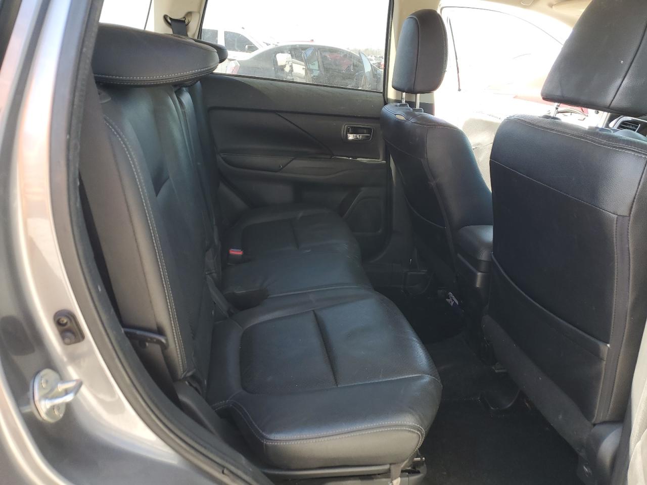 2016 Mitsubishi Outlander - Image 11