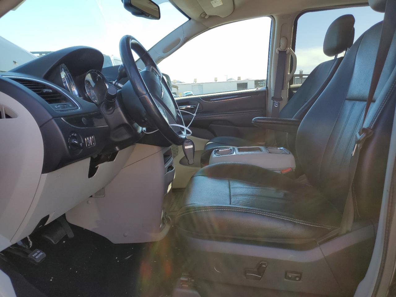 2016 Chrysler Town & Country - Image 7