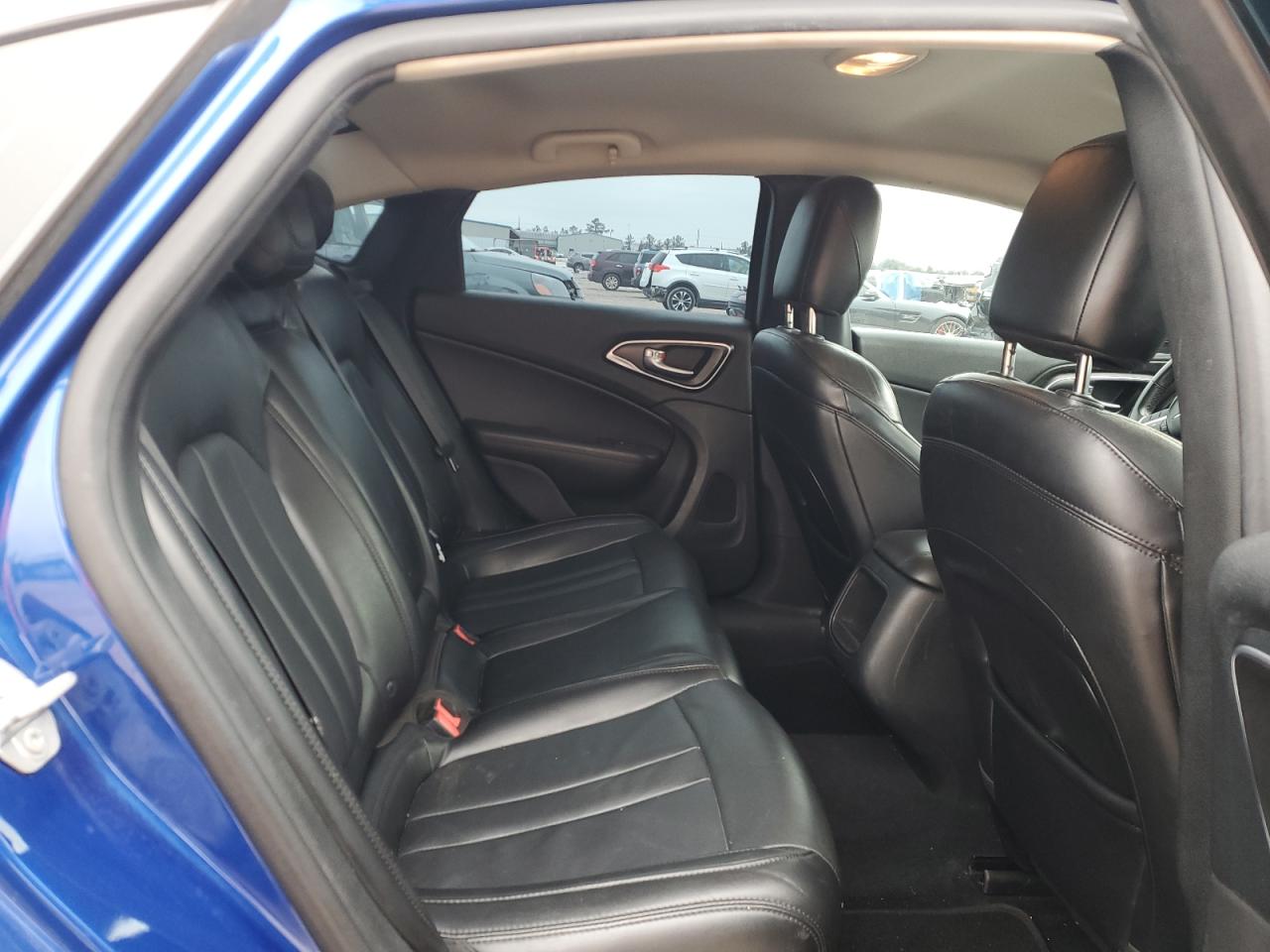 2016 Chrysler 200 - Image 10