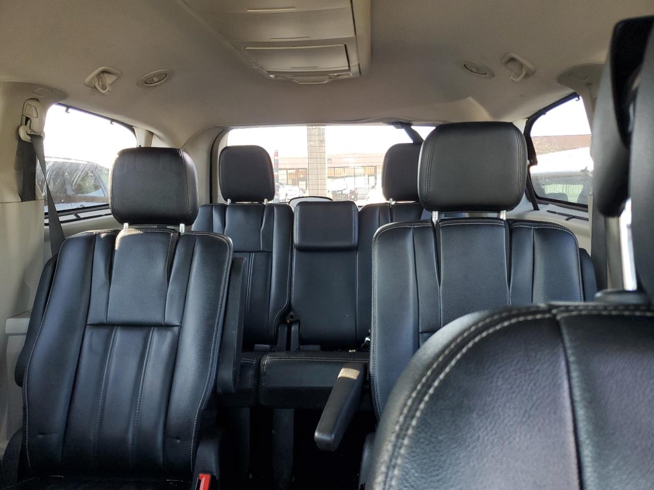 2015 Chrysler Town & Country - Image 10