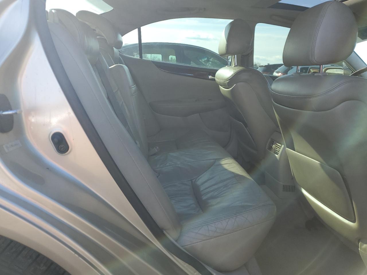 2002 Lexus ES - Image 10